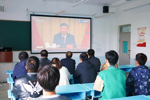 观看庆祝中国共产主义青年团.jpg 观看庆祝中国共产主义青年团.jpg